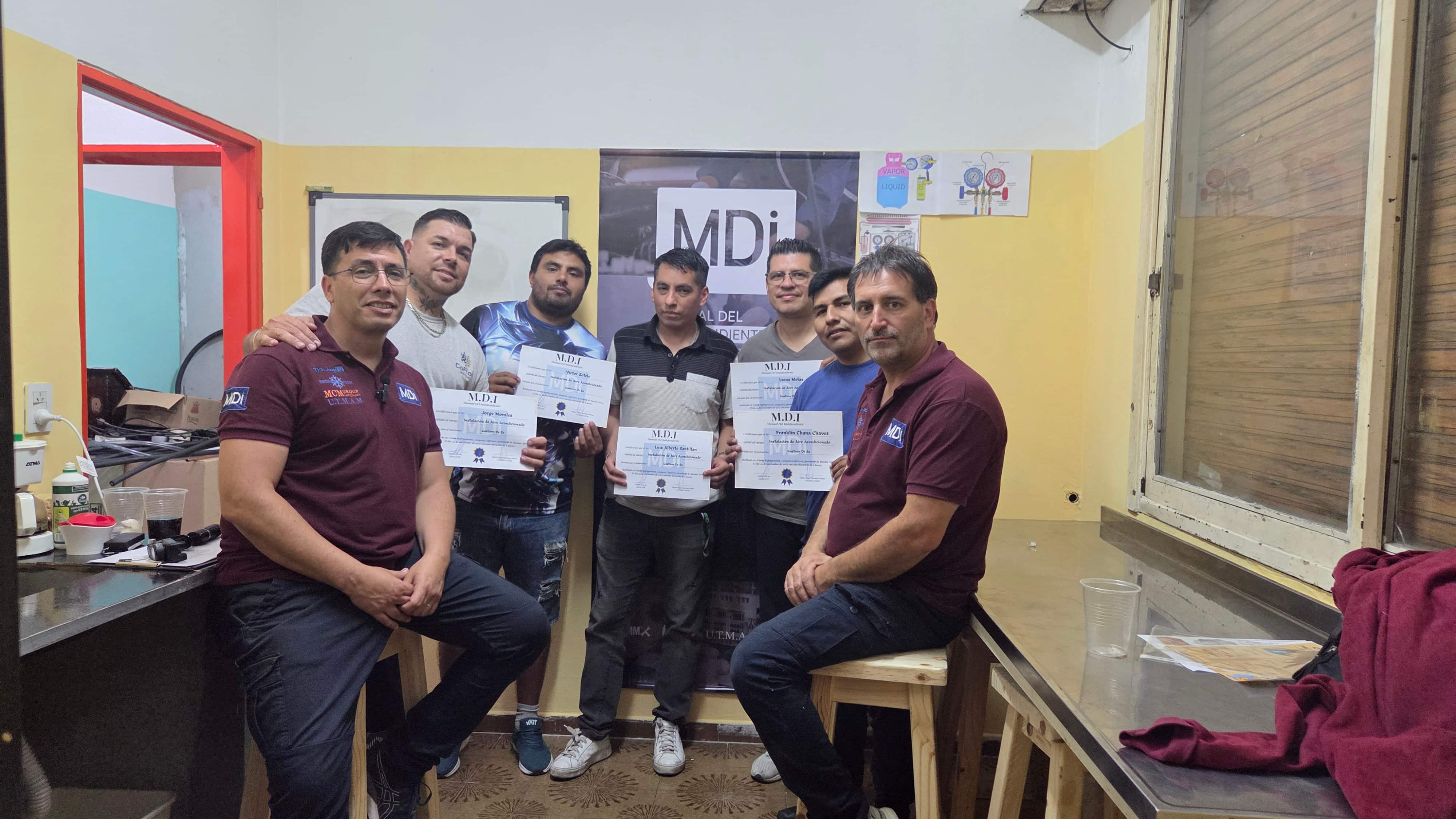 Alumnos MDI con diplomas de certificación en Aire Acondicionado